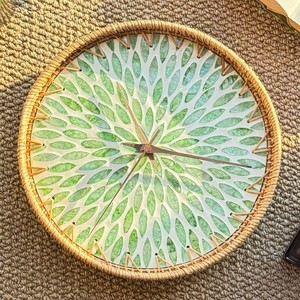 Reloj de pared decorativo tejido a mano con ratán y nácar, de la más alta calidad, para venta al por mayor. - Product Image 2
