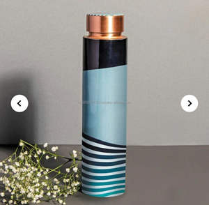 Bouteille d'eau en cuivre artisanale avec un motif floral en émail multicolore et une beauté intemporelle pour un usage domestique et une hydratation consciente - Product Image 3