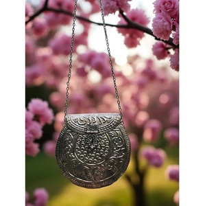 Bolso de Mano Artesanal de Metal Grabado en Plata Estilo Bohemio Étnico Tradicional de God Grace Craft, con Logotipo Personalizado para Recuerdos de Boda - Product Image 3