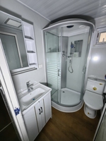 Appartement de 20 pieds en conteneur préfabriqué, extensible, portable, en bois et acier, de style moderne du milieu du siècle, de luxe et à faible coût, avec salon
