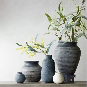 Vase en céramique design, décoration élégante pour la maison, vase à fleurs en céramique émaillée pour un design intérieur raffiné - Product Image 1