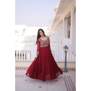 ชุดซัลวาร์ คามีซสำเร็จรูป ดีไซน์เนอร์พรีเมียมจาก ZAIN EXPORT คอลเลคชั่น 2026 ประดับเลื่อมลายดอกไม้ ปักดิ้นทองแบบท่อ ทันสมัย แห้งเร็ว - Product Image 1