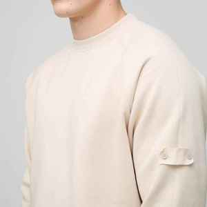 เสื้อสเวตเชิ้ตคอกลมสีครีมสำหรับผู้ชาย แขนเสื้อแบบแร็กแลน ทรงปกติ สีพื้นเรียบง่าย สวมใส่สบายในฤดูใบไม้ร่วง ผ้าถักเฟรนช์เทอร์รี่ - Product Image 4