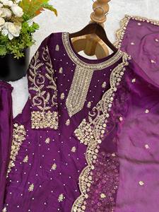 Traje de Georgette de Seda de Lujo con Bordado Dorado Intenso, Diseño Exclusivo Salwar Kameez, Conjunto Étnico Tradicional Pakistaní para Fiestas y Uso Casual - Product Image 3