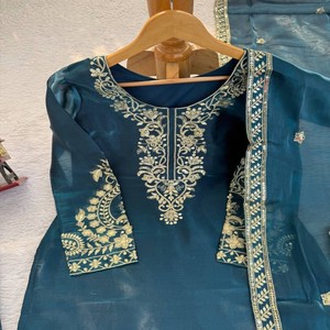 Conjunto Kurti Palazzo de Seda VASTRA COTTAGE con Bordado a Hilo y Dupatta a Juego, Completamente Cosido, Ropa Étnica para Fiestas - Product Image 3