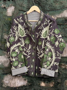 เสื้อแจ็คเก็ตปักลายซูซานีพรีเมียมสำหรับผู้หญิง สีเขียวลายดอกทับทิม สไตล์โบฮีเมียน ดีไซน์เนอร์โค้ท ขายส่ง - Product Image 4