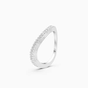 Bague minimaliste en diamant cultivé en laboratoire, forme incurvée, sans conflit, éthique |   0,18 ct rond en or jaune, blanc et rose 9 carats - Product Image 3