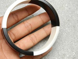 Bracelet en corne de buffle polie naturelle, bijoux ronds rayés - Product Image 6