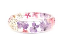 Bracelets en résine haut de gamme faits à la main avec un motif papillon et des options personnalisables pour des accessoires de mode élégants pour femmes