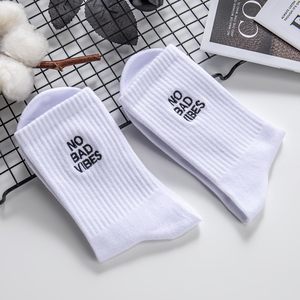 Calcetines Bordados - No Bad Vibes Calcetines Unisex de Algodón con Bordado en Negro - Frases Motivadoras e Inspiradoras - Product Image 6