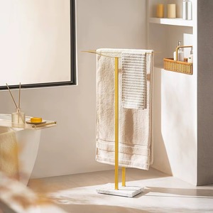 Le porte-serviettes en métal ajoute une organisation instantanée à votre salle de bain en gardant les serviettes bien suspendues, sèches et toujours à portée de main. - Product Image 2