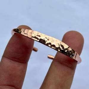 Brazalete de Cobre Puro Hecho a Mano, Diseño Martillado, Ajustable y Personalizable, Alivio del Dolor de Artritis, Terapia Magnética para Mujeres - Product Image 3