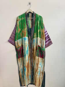 Kimono de satén de seda estilo bohemio vintage para mujer, largo, de manga larga, hecho con material reciclado, lavable a máquina. - Product Image 4