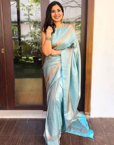 Sari Kanjivaram en soie Banarasi tissé traditionnel bleu KV avec motif dessiné à la main et chemisier non cousu pour les occasions de fête - Product Image 2