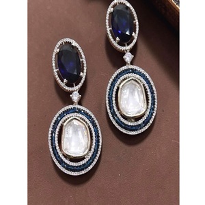 Boucles d'oreilles élégantes en laiton plaqué argent de qualité supérieure, avec breloques classiques et zircon, pour femmes, pour mariage et soirées, ÉCLATS EXCEPTIONNELS - Product Image 1