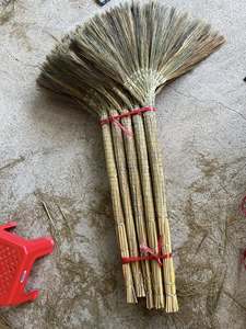 ECO2GO VIETNAM Balai à herbe souple avec manche en bois et manche en bambou |   Matériel en herbe naturelle écologique pour usage domestique - Product Image 6