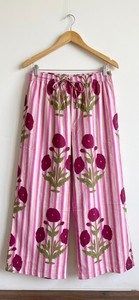 Ensemble coordonné floral rose pour femmes, ensemble d'été en coton 3 pièces, haut imprimé, chemise et pantalon large, tenue de vacances - Product Image 4