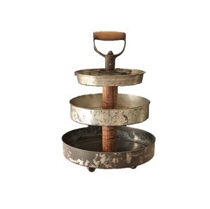 Support de service à 3 niveaux en métal galvanisé style ferme avec poignée en bois, plateau décoratif rond à plusieurs niveaux pour événements domestiques et présentation de gâteaux - Product Image 1