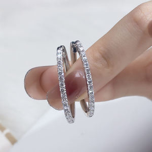 Boucles d'oreilles pendantes en or blanc captivantes, diamants de laboratoire brillants, certifiés IGI, unisexe, luxe sur mesure, glamour pour les soirées - Product Image 2