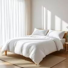 ผ้านวมใยโพลีเอสเตอร์ 250 GSM สีขาวล้วน เนื้อนุ่มพิเศษ ระบายอากาศได้ดี น้ำหนักเบา ใช้ได้ทุกฤดู คุณภาพระดับโรงแรม พรีเมียม สำหรับส่งออก - Product Image 1