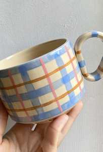 Taza de cerámica hecha a mano con diseño a cuadros, acabado mate, estilo retro para té de la tarde y uso doméstico. - Product Image 1