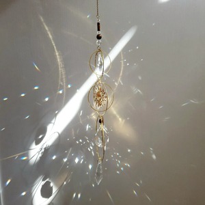 Atrapasueños de metal y cristal con diseño de sol redondo, adorno de cristal para el sol, adecuado para decoración festiva, como elemento decorativo y para uso en exteriores. - Product Image 5
