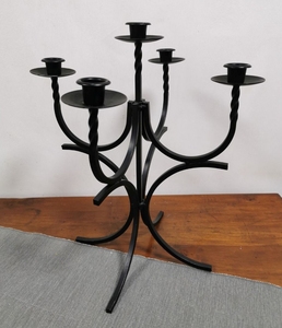 Candelabro de hierro forjado negro hecho a mano con 5 brazos, portavelas de metal vintage, centro de mesa para decoración de bodas y hogar. - Product Image 2