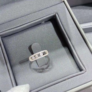 Bague de luxe en argent 925 plaqué rhodium avec moissanite, sertie de trois pierres pavées, taille brillante, haute clarté, alternative au diamant de laboratoire - Product Image 2