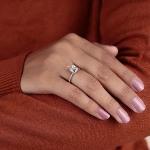Anillo de compromiso solitario de oro de 14K con diamante princesa y banda pavé, joyería nupcial minimalista, fabricante y proveedor mayorista personalizado - Product Image 5