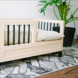 Tablero de madera maciza sostenible con marco de metal elevado, alfombrilla suave para perros grandes y medianos, gatos, uso en interiores y exteriores, cama lavable para mascotas - Product Image 6