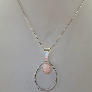 Colgante de Plata de Ley con Cuarzo Rosa y Cadena Chapada en Oro, Joyería Artesanal con Piedras Preciosas, Diseño Elegante para Mujer, Venta al Por Mayor para Exportación - Product Image 1