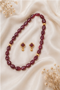 Conjunto de Collar con Cuentas Color Borgoña y Aretes Colgantes en Tono Dorado con Gema Ovalada, Joyería con Temática de Flores y Amor, Regalo para Mujer - Product Image 4
