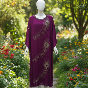 Seda morada de lujo con plumas de pavo real bordadas en oro. Una combinación atemporal de elegancia tradicional y estilo moderno. - Product Image 1