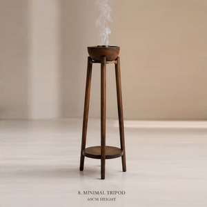 Brûleur à Bakhoor élégant en bois avec un support haut et une étagère inférieure, présentant un bol à encens minimaliste de forme ronde pour la décoration intérieure. - Product Image 1