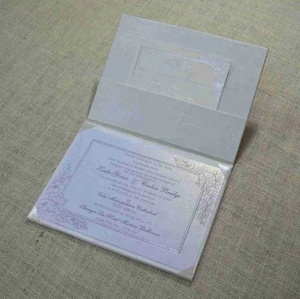 แฟ้มเชิญงานแต่งงานลายผ้าไหมสีงาช้าง พร้อมริบบิ้นผ้าซาตินสีขาว เข็มกลัดมุกคริสตัล และการ์ดลายดอกไม้ปั๊มฟอยล์สีเงิน - Product Image 3