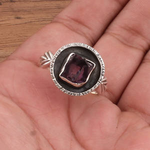 แหวนเงินแท้ 925 ประดับพลอยอเมทิสต์สีม่วงธรรมชาติ ขายส่งจากโรงงาน ราคาส่งสำหรับเครื่องประดับ - Product Image 1