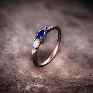 Bague de fiançailles vintage en saphir et opale, alliance Art Déco en moissanite, coupe poire, 3 pierres, bague de mariée unique - Product Image 4