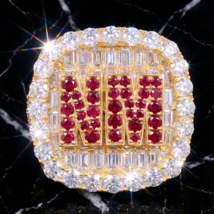 Bague de fête personnalisée en argent 925 plaqué rhodium, sertie de rubis rouges et de moissanites rondes, style hip-hop, pour amis - Product Image 5