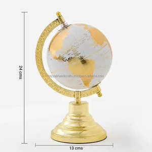 Globe en métal de forme ronde pour la décoration de table, disponible à la vente - Product Image 3