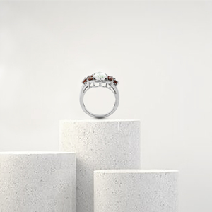 Bague en argent 925 de qualité supérieure avec finition rhodiée, pierre centrale en forme de feuille verte et accents latéraux en pierre rouge - Product Image 3