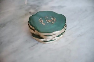 Posavasos de resina hechos a mano, personalizados, irregulares, con hojas doradas verdes, estilo australiano, para decoración de mesa, por UO INDIA - Product Image 5