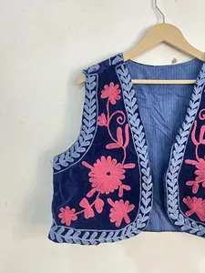 Veste Suzani bleu marine brodée à la main en coton, motif floral bohème, vêtements ethniques pour femmes, sans manches, veste courte traditionnelle - Product Image 2