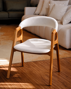 Chaise de salle à manger en bois massif avec accoudoirs, dossier incurvé recouvert de tissu blanc, fauteuil moderne en bois - Product Image 1
