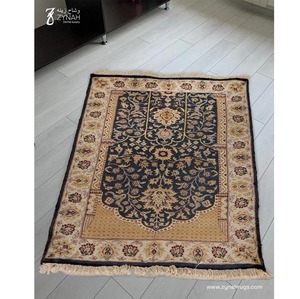 Alfombra de oración de seda gruesa Celestial Harmony, muy demandada, de lujo, para musulmanes, para el hogar, la mezquita y como regalo para el Eid, disponible para la venta. - Product Image 2