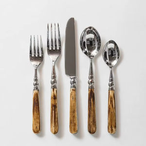 Juego de cubiertos modernos de acero inoxidable con mango de madera, diseño de moda, perfecto para espacios de comedor y presentación elegante en la cocina. - Product Image 1