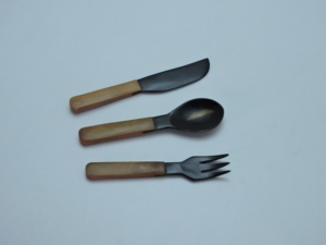 Ensemble d'ustensiles en corne 3 pièces : cuillère, fourchette, couteau – Légers, décoratifs, motif rayé naturel - Product Image 5