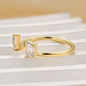 Nuevo Diseño Anillo de Plata de Ley 925 con Moissanita de 0.8 Quilates Corte Trapezoidal, Anillo de Compromiso y Boda con Inserto Único - Product Image 2