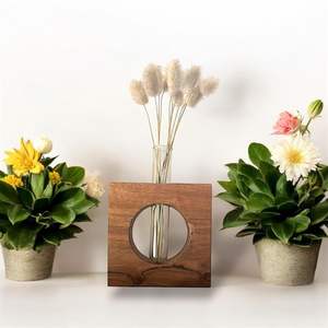 Vase unique en bois d'acacia fait main avec tube à essai en verre – Décoration de table, décoration intérieure, idée cadeau parfaite - Product Image 1