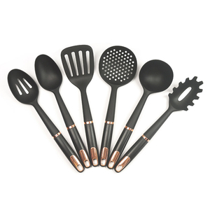 Ensemble d'ustensiles élégants antiadhésifs avec poignées à forte adhérence et surface antiadhésive durable - Product Image 1