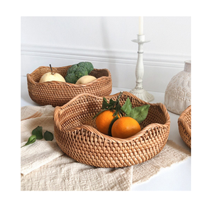Bandeja Redonda de Ratán Natural con Asas, Cesta de Mimbre Tejida a Mano Ecológica, Bandeja Poco Profunda para Almacenamiento de Frutas - Product Image 1
